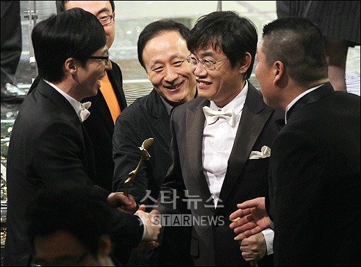 유재석과 강호동이 25일 열린 2010 KBS 연예대상 시상식에서 대상을 수상한 이경규를 축하하고 있다 ⓒ사진=양동욱 인턴기자