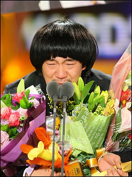 2009 KBS 연예대상시상식에서 최고엔터테이너 상을 수상한 가수 이하늘이 수상소감을 밝히며 눈물을 흘리고 있다 ⓒ유동일 기자 