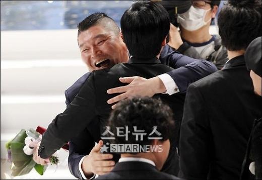 강호동이 2010 MBC방송연예대상에서 대상을 수상한 유재석을 축하하고 있다. ⓒ류승희 인턴기자