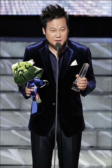2010 MBC 방송연예대상에서 버라이어티 부문 남자 우수상을 수상한 김현철 ⓒ사진=류승희 인턴기자