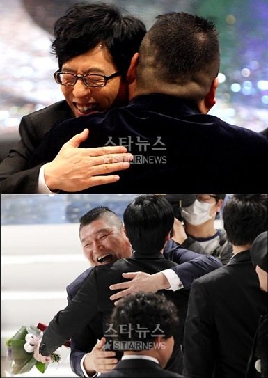 서로의 수상을 축하하는 유재석과 강호동ⓒ머니투데이 스타뉴스
