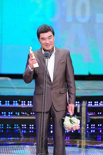 조연상을 수상한 이덕화ⓒSBS