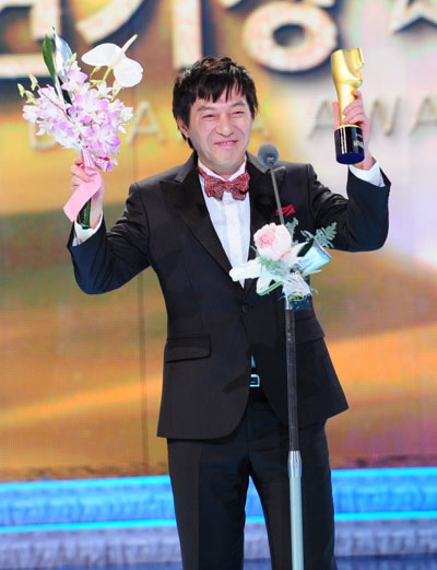 김갑수가 지난 12월 31일 열린 2010 KBS연기대상에서 남자 최우수연기상 수상 직후 환하게 웃음 짓고 있다 <사진=KBS 제공>