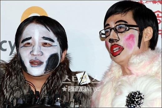 지난달 29일 열린 MBC '연예대상'에 정형돈(왼쪽)과 유재석이 '무한도전' 벌칙 패션으로 참석해 인터뷰를 하고 있다. 