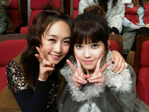 카라의 니콜(왼쪽)과 아이유 
