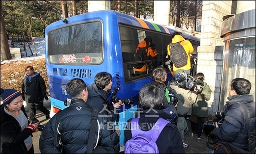 7일 마약 투약 혐의로 구속기소된 김성민을 태운 호송차가 첫 공판을 앞두고 서울지법에 들어서자 수많은 취재진이 몰리고 있다. 이명근 기자. 