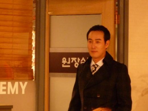 ↑MBC 시트콤 '몽땅 내 사랑' 촬영장에서 리허설 중인 정호빈 