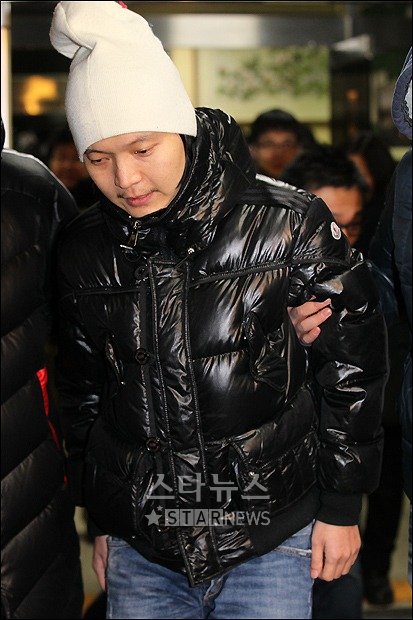 신정환이 20일 오후 8시 30분께 서울 종로경찰서를 나서고 있다 ⓒ사진=이명근 기자