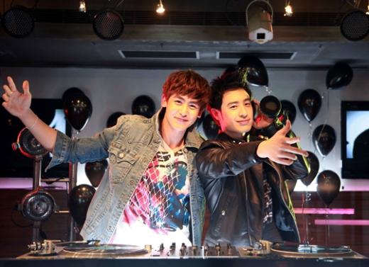 2PM 닉쿤(왼쪽)과 대만 가수 판웨보 ⓒJYP엔터테인먼트 제공