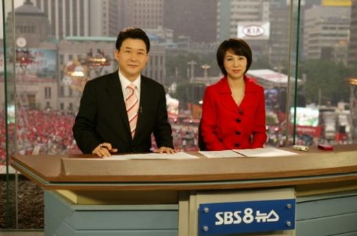 SBS \'8뉴스\'의 신동욱(왼쪽), 김소원 앵커