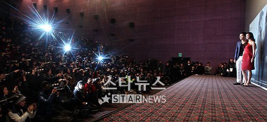 10일 서울 왕십리CGV에서 열린 '만추' 기자간담회에서 현빈과 탕웨이에 플래시 세례가 쏟아지고 있다. 이날 기자간담회에는 현빈팬들이 기자를 사칭해 대거 몰렸다. 