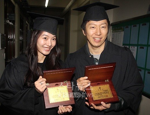 윤소이(왼쪽)와 김수로가 18일 오전 열린 동국대 학위수여식에서 공로상을 받고 포즈를 취하고 있다 ⓒ홍봉진 기자