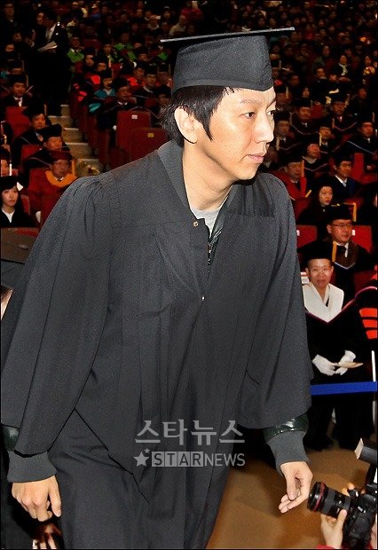 김수로가 18일 오전 열린 동국대 학위수여식에서 공로상을 받기 위해 연단에 오르고 있다 ⓒ홍봉진 기자