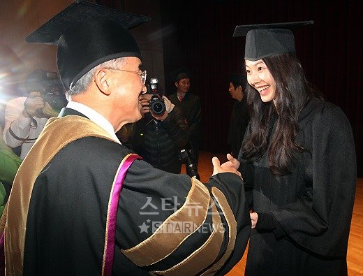 공로상을 받고 있는 윤소이의 모습 ⓒ홍봉진 기자