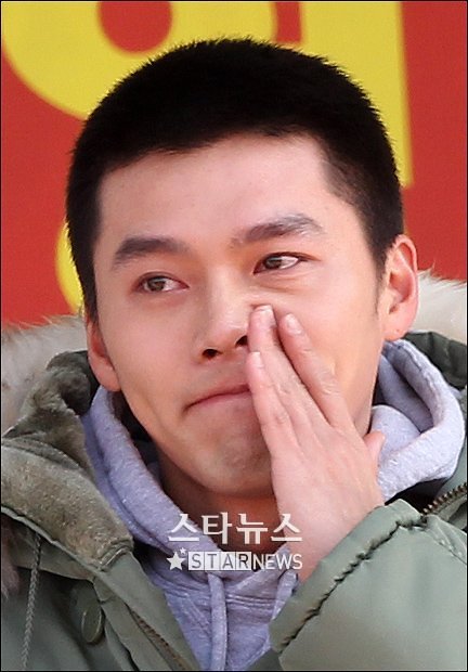 7일 오후 해병대에 입소한 현빈이 팬들에 작별인사를 하던 중 눈시울을 붉히고 있다 ⓒ포항(경북)=이명근 기자