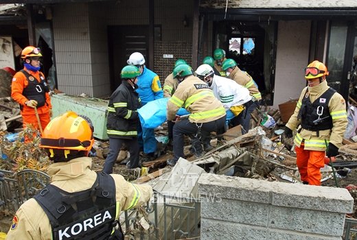 일본 사상 최악인 규모 9.0 강진이 발생한지 닷새째인 15일 오전 미야기현 센다이시 미야기노구 가모지구 인근에서 급파된 한국 중앙119 구조대원들이 발견된 시신을 수습하고 있다ⓒ이동훈 기자 photoguy@