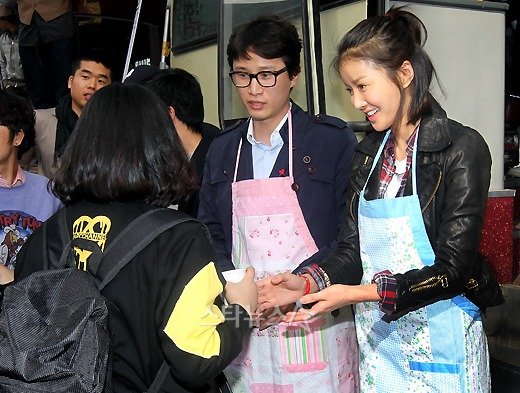배우 이시영, 송새벽이 19일 오후 서울 홍대에서 일본지진피해돕기 성금모금행사에 참여, 시민들에게 음식을 나눠주며 모금행사 참여를 유도하고 있다 ⓒ사진=홍봉진 기자