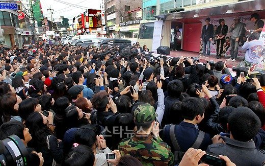 19일 오후 서울 홍대에서 열린 '위험한 상견례' 일본 지진 피해돕기 사랑의 포장마차행사에서 이시영을 보기위해 몰려든 관중 ⓒ사진=홍봉진 기자