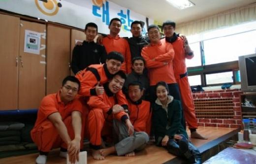 ▲ 서재경, 공유, 싸이(맨 윗줄 왼쪽부터 두번째, 세번째, 네번째), 노유민, 김재덕(가운데줄 왼쪽부터), 백봉기(맨 아랫줄 왼쪽에서 두 번째), 이지윤(맨 아랫줄 가장 오른 쪽) ⓒ출처=이지윤 미니홈피