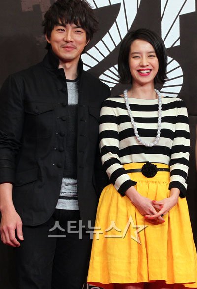 배우 송일국(왼쪽)과 송지효 ⓒ홍봉진 기자