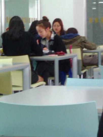 학생 식당에서 식사 중인 구하라ⓒ인터넷 커뮤니티