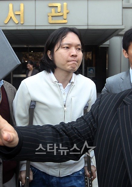 신정환이 4일 오전 서울중앙지방법원에서 영장실질심사를 마치고 나오고 있다 ⓒ홍봉진 기자