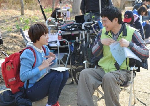 MBC 주말극 '내 마음이 들리니' 촬영장의 황정음과 정보석 ⓒ사진=MBC 제공  