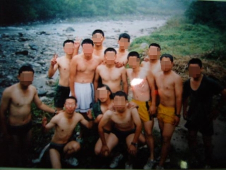 ▲ 동료들과 함께 사진 찍고 있는 김경진(맨 아랫줄 왼쪽) ⓒ출처=김경진 트위터
