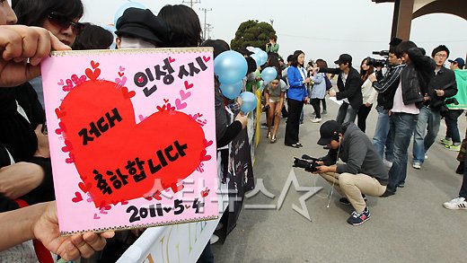 조인성 전역 현장을 찾은 국내외팬들ⓒ이기범 기자