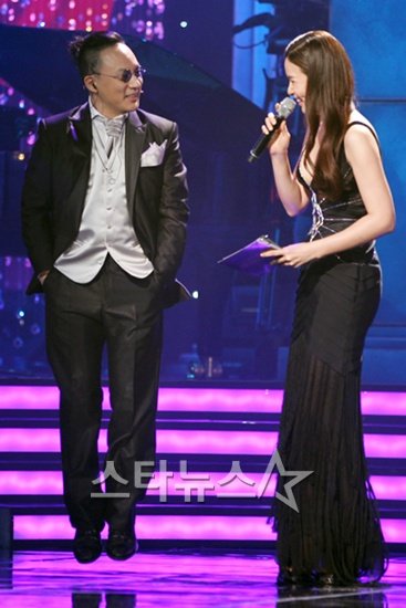 MC 이하늬의 하이힐에 키가 작게 비춰진다며 점프를 한 신해철ⓒ스타뉴스