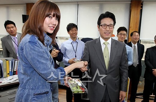 윤은혜와 정병국 장관ⓒ이기범 기자