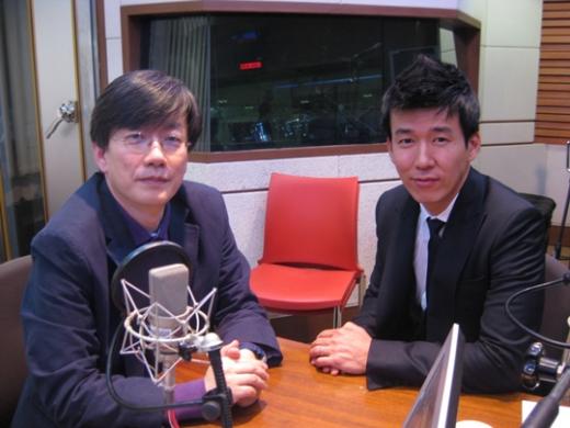 손석희 교수(왼쪽)과 가수 션 ⓒ사진=MBC 제공 
