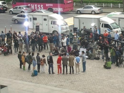지난 6일 오전 서울 여의도 KBS 본관 앞에서 진행된 '1박2일' 여배우 특집 오프닝 촬영 장면 <사진=김성은 KBS 아나운서 트위터>
