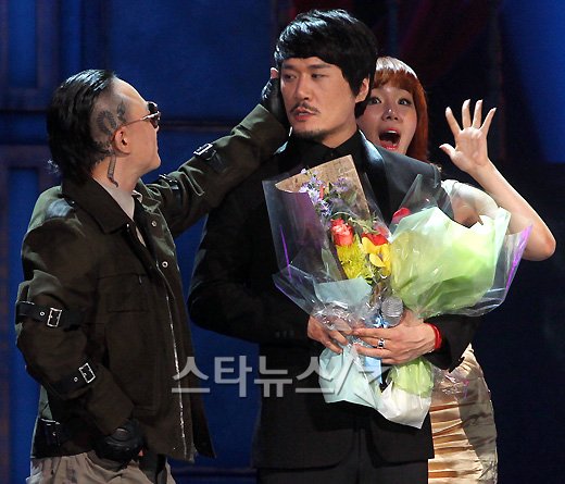 신해철에게 위로받는 JK김동욱ⓒ홍봉진 기자