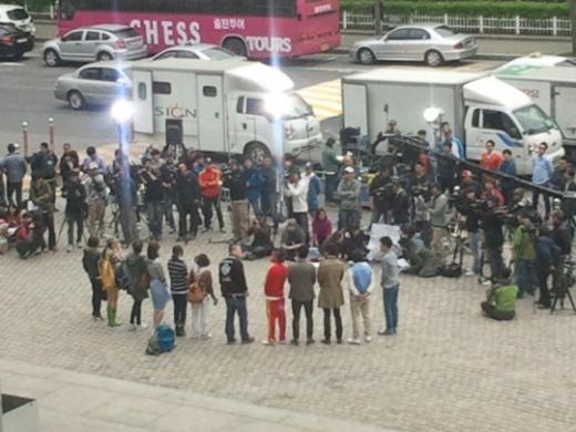 지난 6일 오전 서울 여의도 KBS 본관 앞에서 진행된 '1박2일' 여배우 특집 오프닝 촬영 장면 <사진=김성은 KBS 아나운서 트위터>