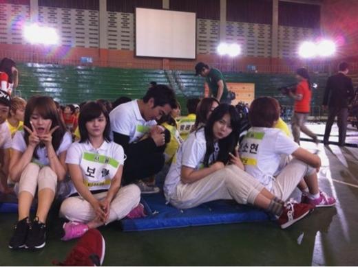 ▲ 티아라 지연, 보람, 고영욱, 포미닛 현아, 소현 (왼쪽부터) ⓒ출처=고영욱 트위터