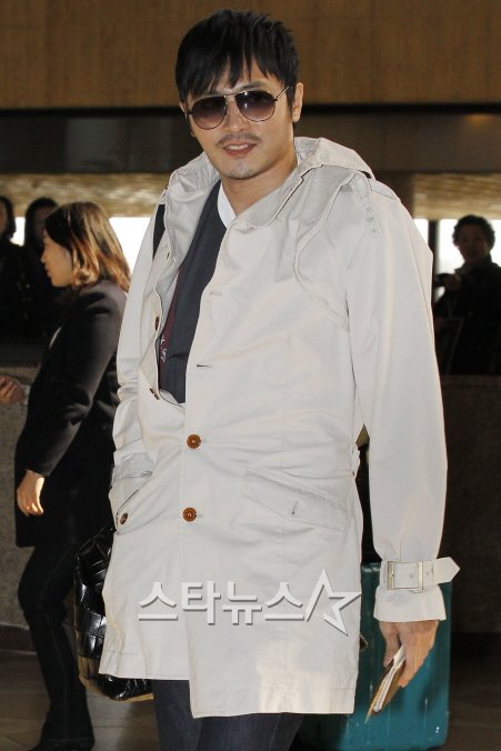 장동건이 지난 2월 25일 오후 일본 고베 팬미팅을 위해 김포공항을 통해 출국하고 있는 모습. 류승희 인턴기자