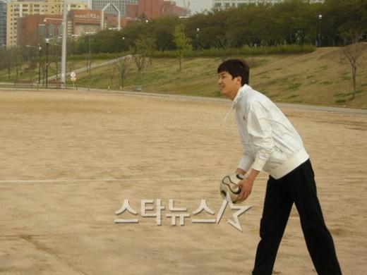 MBC '몽땅 내 사랑'팀과 족구를 하고 있는 연우진 ⓒ사진=점프엔터테인먼트 제공   