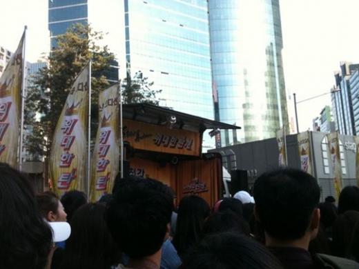 강남역에 마련된 백청강 게릴라 콘서트 무대 ⓒ네티즌이 인터넷에 공개한 사진 