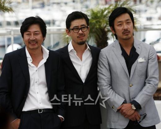 ⓒAude Guerrucci 제 64회 칸 국제영화제에 참석한 '황해'의 김윤석, 나홍진 감독, 하정우(사진 왼쪽부터)가 공식 포토콜에 응하고 있다.