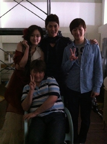 ▲ 방시혁(앞 줄), 노지훈, 데이비드 오(뒷 줄 두 번째, 세 번째) ⓒ출처=방시혁 미투데이