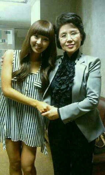 씨스타 효린(왼쪽)과 심수봉 