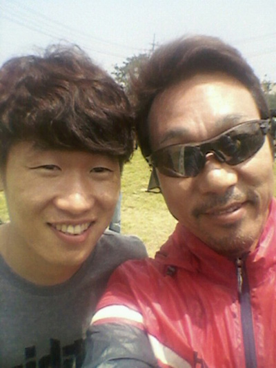 축구선수 박지성(왼쪽)과 가수 이문세 <사진=이문세 트위터>