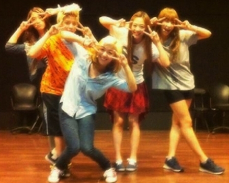 ▲ 크리스탈, 엠버, 루나, 설리, 빅토리아 (왼쪽부터) ⓒ출처=빅토리아 미투데이
