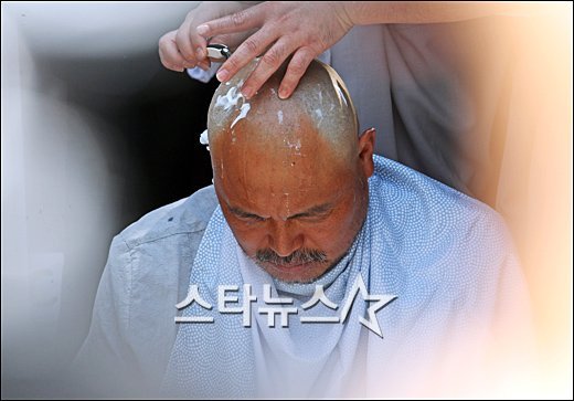 ⓒ삭발하는 김흥국. 사진 이동훈 기자