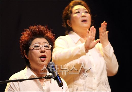 양희은(왼쪽)과 양희경 ⓒ사진=송지원 기자