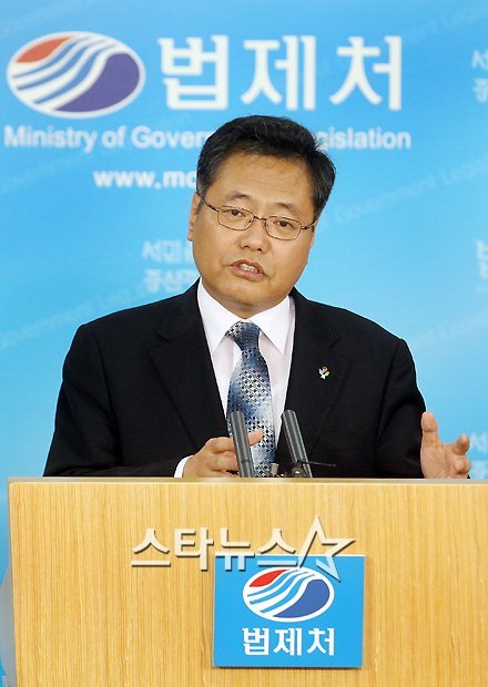MC몽 입대 건과 관련해 입장을 밝히고 있는 법령해석심의위원회 위원장 임병수 법제처 차장 ⓒ사진=홍봉진 기자