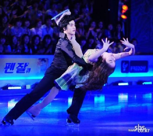 3일 방송된 SBS '김연아의 키스앤크라이'에서 멋진 연기를 선보이고 있는 크리스탈-이동훈 커플.   사진제공=SBS