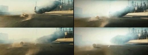 왼쪽 아래 위 사진은 \'아일랜드\'의 고속도로 자동차 폭파 장면, 오른쪽 아래 위 사진은 \'트랜스포머3\' 자동차 폭파장면. 유튜브 캡쳐