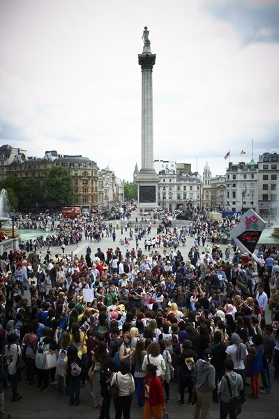 런던 트라팔가 광장에서 펼쳐진 YG소속 가수들의 영국 공연을 요구하는 플래시몹 행사 ⓒ사진=YG엔터테인먼트 제공 